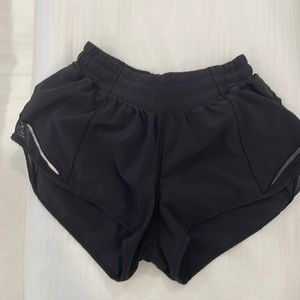 Lululemon Hotty Hot Low-Rise Lined Short 2.5”